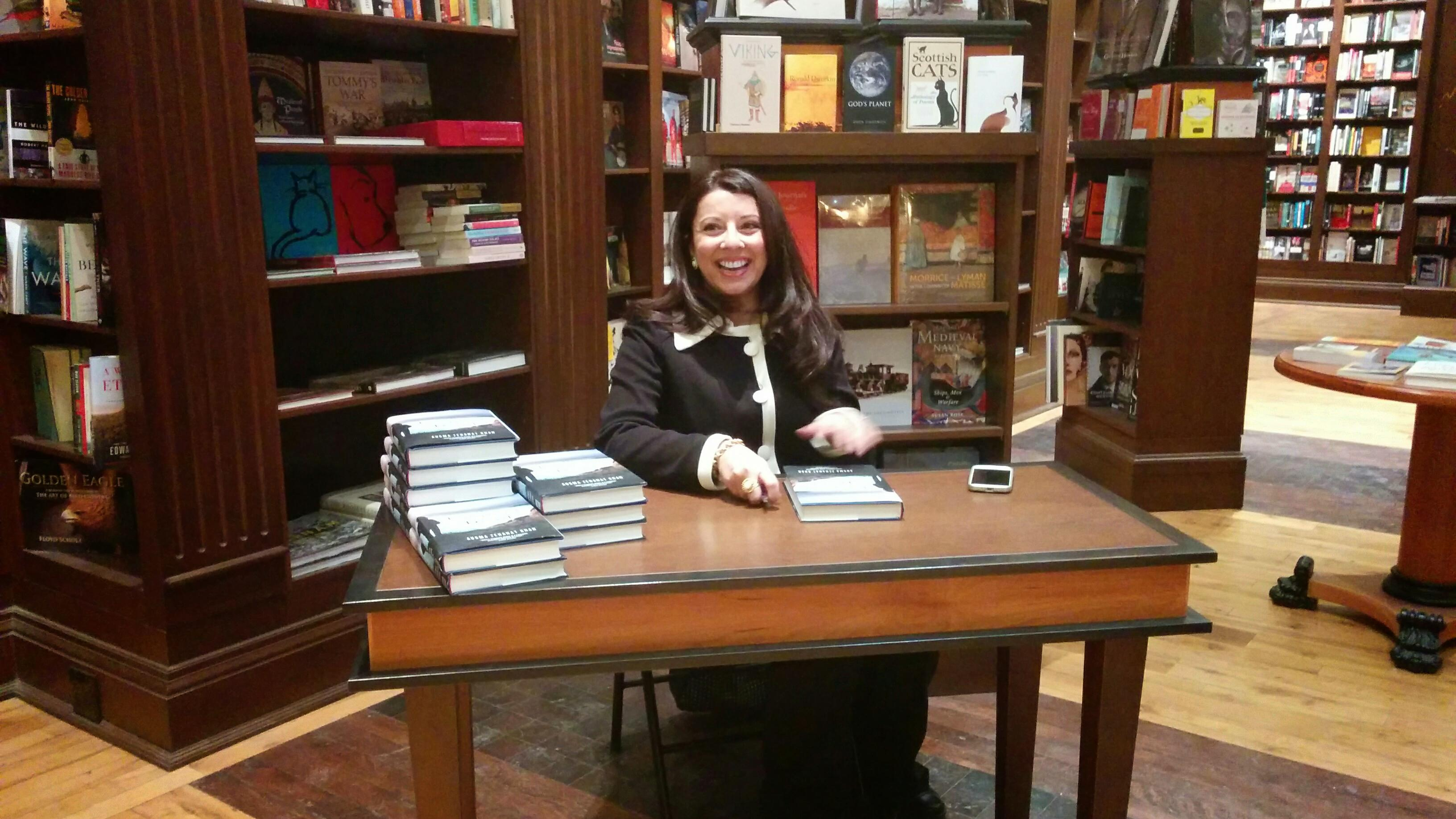 Khan firmando en McNally Jackson Books en la ciudad de Nueva York